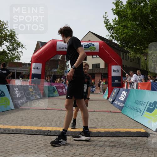 10.05.2026 - 8. Wedeler Halbmarathon Yannick Fuchs http://msf.ph/oto/9700782 10.05.2026 11:23:29 Ziel 786, 896 meine-sportfotos.de