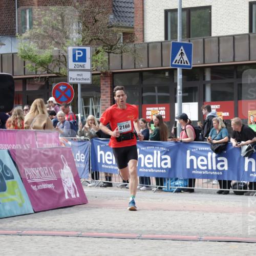 10.05.2026 - 8. Wedeler Halbmarathon Yannick Fuchs http://msf.ph/oto/9700790 10.05.2026 11:23:35 Ziel 2023, 2166 meine-sportfotos.de