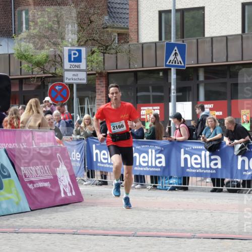 10.05.2026 - 8. Wedeler Halbmarathon Yannick Fuchs http://msf.ph/oto/9700793 10.05.2026 11:23:35 Ziel 2023, 2166 meine-sportfotos.de