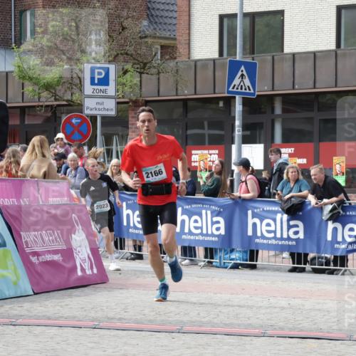10.05.2026 - 8. Wedeler Halbmarathon Yannick Fuchs http://msf.ph/oto/9700798 10.05.2026 11:23:35 Ziel 2023, 2166 meine-sportfotos.de