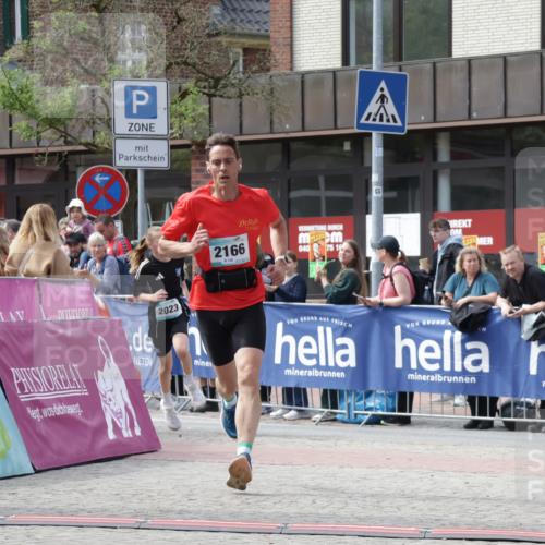 10.05.2026 - 8. Wedeler Halbmarathon Yannick Fuchs http://msf.ph/oto/9700801 10.05.2026 11:23:35 Ziel 2023, 2166 meine-sportfotos.de