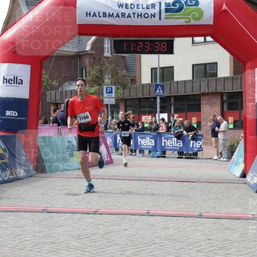 10.05.2026 - 8. Wedeler Halbmarathon Yannick Fuchs http://msf.ph/oto/9700811 10.05.2026 11:23:37 Ziel 2023, 2166 meine-sportfotos.de