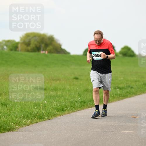 10.05.2026 - 8. Wedeler Halbmarathon Dr. Thomas Lammeyer http://msf.ph/oto/9701033 10.05.2026 11:41:35 Laufen 2084 meine-sportfotos.de