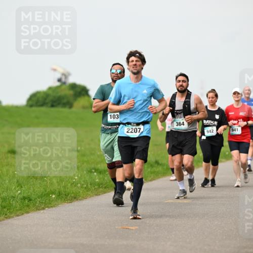 10.05.2026 - 8. Wedeler Halbmarathon Dr. Thomas Lammeyer http://msf.ph/oto/9701157 10.05.2026 11:42:01 Laufen 103, 364, 2207, 942, 941 meine-sportfotos.de