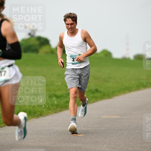 10.05.2026 - 8. Wedeler Halbmarathon Dr. Thomas Lammeyer http://msf.ph/oto/9701307 10.05.2026 11:42:32 Laufen 2037 meine-sportfotos.de