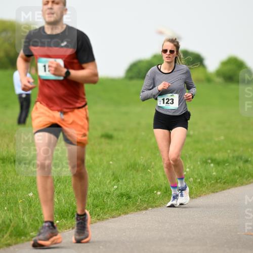 10.05.2026 - 8. Wedeler Halbmarathon Dr. Thomas Lammeyer http://msf.ph/oto/9701548 10.05.2026 11:43:31 Laufen 123 meine-sportfotos.de