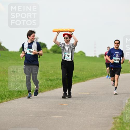 10.05.2026 - 8. Wedeler Halbmarathon Dr. Thomas Lammeyer http://msf.ph/oto/9701597 10.05.2026 11:44:09 Laufen 380, 379, 2230 meine-sportfotos.de
