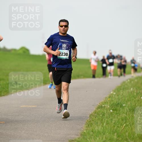 10.05.2026 - 8. Wedeler Halbmarathon Dr. Thomas Lammeyer http://msf.ph/oto/9701603 10.05.2026 11:44:11 Laufen 379, 2230 meine-sportfotos.de