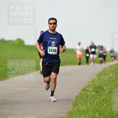 10.05.2026 - 8. Wedeler Halbmarathon Dr. Thomas Lammeyer http://msf.ph/oto/9701604 10.05.2026 11:44:11 Laufen 379, 2230 meine-sportfotos.de