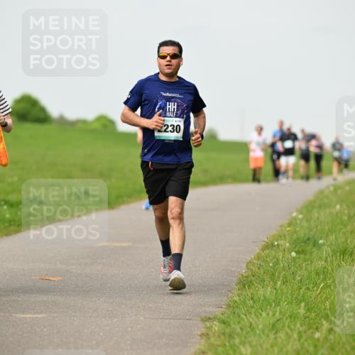 10.05.2026 - 8. Wedeler Halbmarathon Dr. Thomas Lammeyer http://msf.ph/oto/9701608 10.05.2026 11:44:11 Laufen 379, 230 meine-sportfotos.de