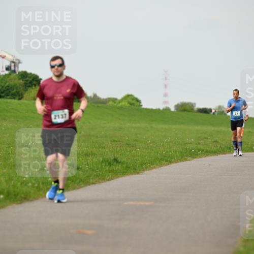 10.05.2026 - 8. Wedeler Halbmarathon Dr. Thomas Lammeyer http://msf.ph/oto/9701628 10.05.2026 11:44:15 Laufen 2137, 2114, 140 meine-sportfotos.de