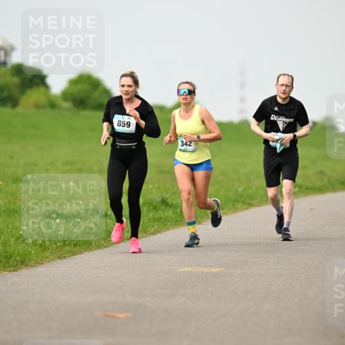 10.05.2026 - 8. Wedeler Halbmarathon Dr. Thomas Lammeyer http://msf.ph/oto/9701804 10.05.2026 11:44:55 Laufen 859, 342 meine-sportfotos.de