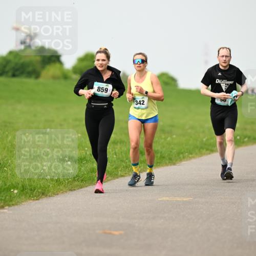 10.05.2026 - 8. Wedeler Halbmarathon Dr. Thomas Lammeyer http://msf.ph/oto/9701809 10.05.2026 11:44:55 Laufen 859, 342 meine-sportfotos.de