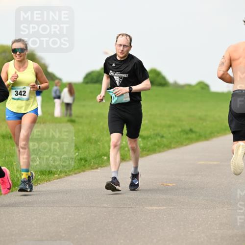 10.05.2026 - 8. Wedeler Halbmarathon Dr. Thomas Lammeyer http://msf.ph/oto/9701821 10.05.2026 11:44:59 Laufen 859, 342 meine-sportfotos.de