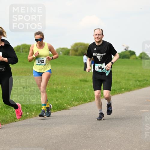 10.05.2026 - 8. Wedeler Halbmarathon Dr. Thomas Lammeyer http://msf.ph/oto/9701835 10.05.2026 11:45:01 Laufen 342 meine-sportfotos.de