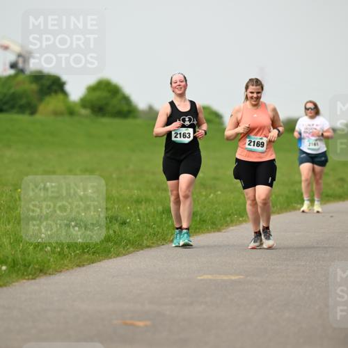 10.05.2026 - 8. Wedeler Halbmarathon Dr. Thomas Lammeyer http://msf.ph/oto/9701842 10.05.2026 11:45:09 Laufen 2163, 2169, 2161 meine-sportfotos.de