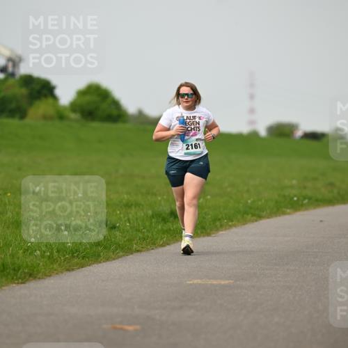 10.05.2026 - 8. Wedeler Halbmarathon Dr. Thomas Lammeyer http://msf.ph/oto/9701875 10.05.2026 11:45:16 Laufen 2161 meine-sportfotos.de