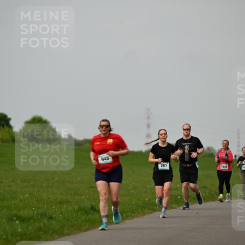 10.05.2026 - 8. Wedeler Halbmarathon Dr. Thomas Lammeyer http://msf.ph/oto/9701906 10.05.2026 11:45:30 Laufen 948, 267, 584, 1043, 558 meine-sportfotos.de