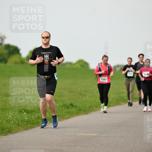 10.05.2026 - 8. Wedeler Halbmarathon Dr. Thomas Lammeyer http://msf.ph/oto/9701941 10.05.2026 11:45:38 Laufen 1043 meine-sportfotos.de