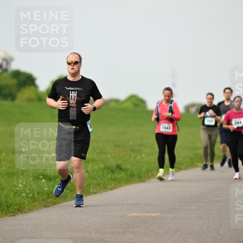 10.05.2026 - 8. Wedeler Halbmarathon Dr. Thomas Lammeyer http://msf.ph/oto/9701942 10.05.2026 11:45:39 Laufen 1043 meine-sportfotos.de