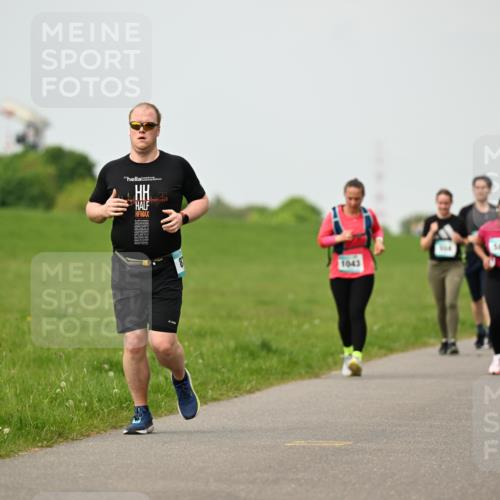 10.05.2026 - 8. Wedeler Halbmarathon Dr. Thomas Lammeyer http://msf.ph/oto/9701946 10.05.2026 11:45:39 Laufen 1043 meine-sportfotos.de