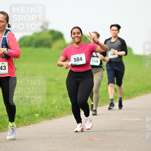 10.05.2026 - 8. Wedeler Halbmarathon Dr. Thomas Lammeyer http://msf.ph/oto/9701992 10.05.2026 11:45:46 Laufen 1043, 584, 558 meine-sportfotos.de