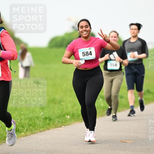 10.05.2026 - 8. Wedeler Halbmarathon Dr. Thomas Lammeyer http://msf.ph/oto/9701998 10.05.2026 11:45:47 Laufen 1043, 584, 558 meine-sportfotos.de
