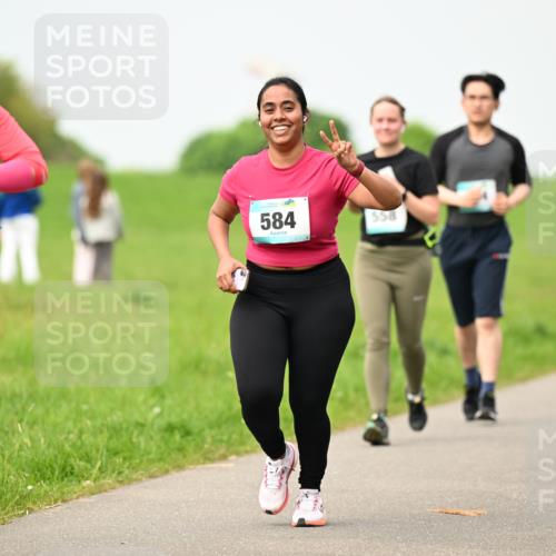 10.05.2026 - 8. Wedeler Halbmarathon Dr. Thomas Lammeyer http://msf.ph/oto/9702000 10.05.2026 11:45:47 Laufen 1043, 584, 558 meine-sportfotos.de