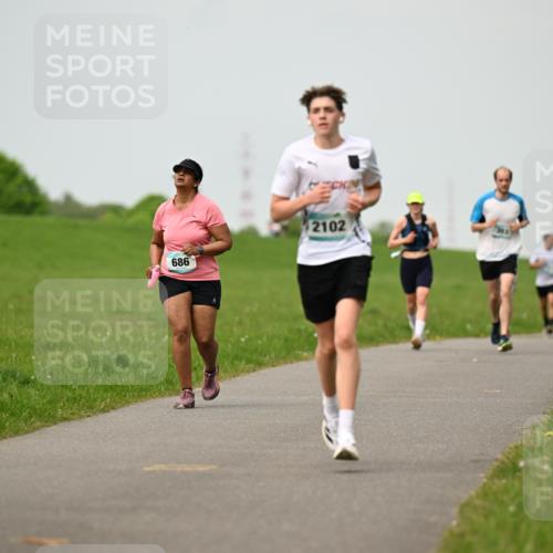 10.05.2026 - 8. Wedeler Halbmarathon Dr. Thomas Lammeyer http://msf.ph/oto/9702013 10.05.2026 11:45:50 Laufen 686, 2102 meine-sportfotos.de