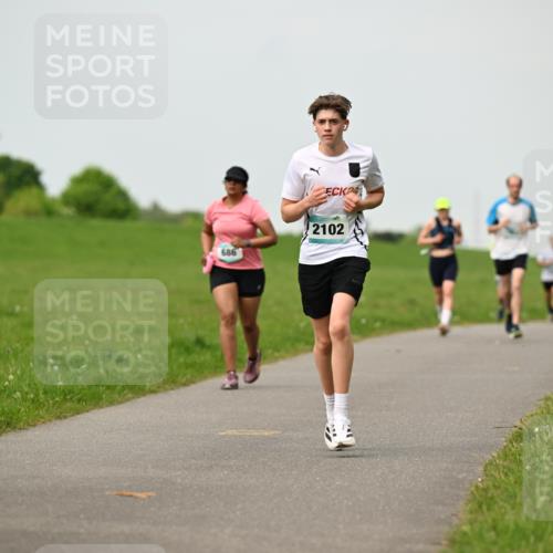 10.05.2026 - 8. Wedeler Halbmarathon Dr. Thomas Lammeyer http://msf.ph/oto/9702018 10.05.2026 11:45:51 Laufen 686, 2102 meine-sportfotos.de