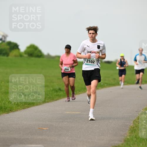 10.05.2026 - 8. Wedeler Halbmarathon Dr. Thomas Lammeyer http://msf.ph/oto/9702019 10.05.2026 11:45:51 Laufen 686, 2102 meine-sportfotos.de