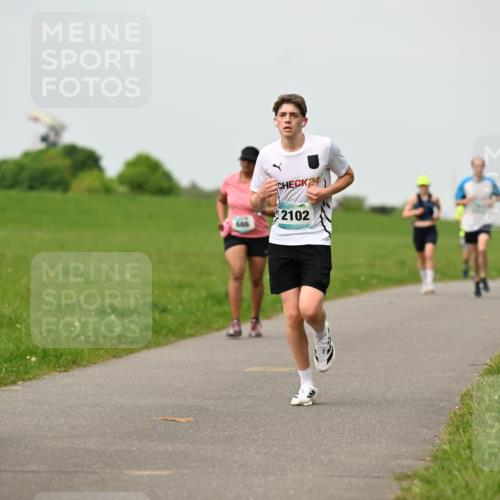 10.05.2026 - 8. Wedeler Halbmarathon Dr. Thomas Lammeyer http://msf.ph/oto/9702023 10.05.2026 11:45:52 Laufen 646, 2102 meine-sportfotos.de