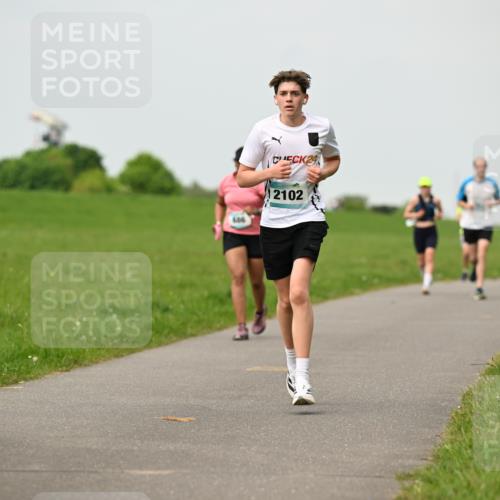 10.05.2026 - 8. Wedeler Halbmarathon Dr. Thomas Lammeyer http://msf.ph/oto/9702024 10.05.2026 11:45:52 Laufen 606, 2102 meine-sportfotos.de