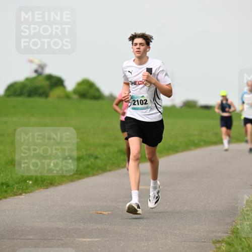 10.05.2026 - 8. Wedeler Halbmarathon Dr. Thomas Lammeyer http://msf.ph/oto/9702027 10.05.2026 11:45:52 Laufen 2102 meine-sportfotos.de