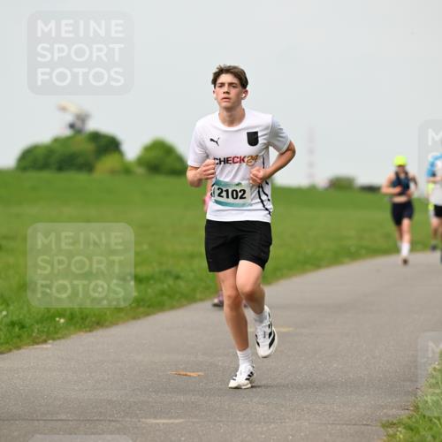 10.05.2026 - 8. Wedeler Halbmarathon Dr. Thomas Lammeyer http://msf.ph/oto/9702029 10.05.2026 11:45:52 Laufen 2102 meine-sportfotos.de