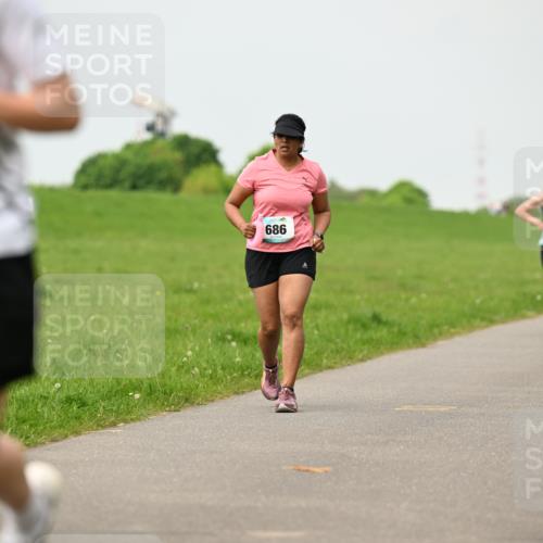 10.05.2026 - 8. Wedeler Halbmarathon Dr. Thomas Lammeyer http://msf.ph/oto/9702040 10.05.2026 11:45:55 Laufen 2102, 686, 303 meine-sportfotos.de