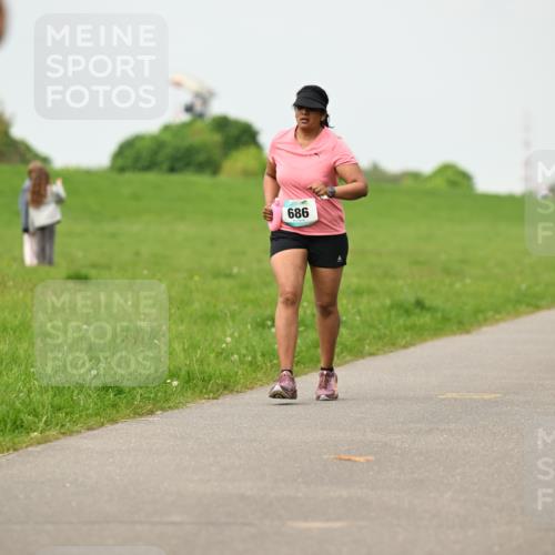 10.05.2026 - 8. Wedeler Halbmarathon Dr. Thomas Lammeyer http://msf.ph/oto/9702043 10.05.2026 11:45:55 Laufen 303, 989 meine-sportfotos.de