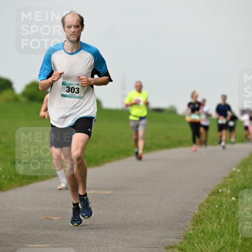 10.05.2026 - 8. Wedeler Halbmarathon Dr. Thomas Lammeyer http://msf.ph/oto/9702071 10.05.2026 11:46:00 Laufen 303 meine-sportfotos.de