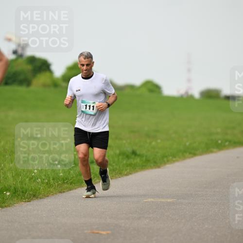 10.05.2026 - 8. Wedeler Halbmarathon Dr. Thomas Lammeyer http://msf.ph/oto/9702151 10.05.2026 11:46:13 Laufen 111 meine-sportfotos.de
