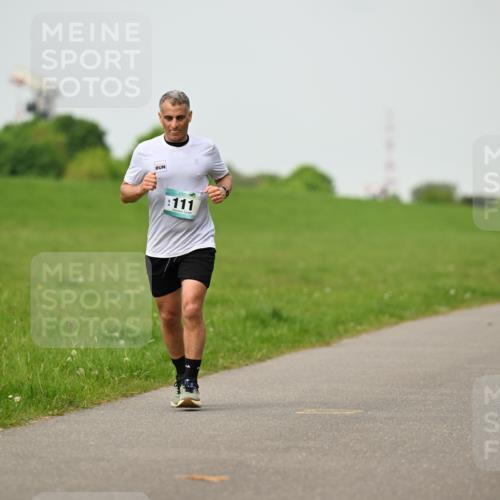 10.05.2026 - 8. Wedeler Halbmarathon Dr. Thomas Lammeyer http://msf.ph/oto/9702152 10.05.2026 11:46:13 Laufen 111 meine-sportfotos.de
