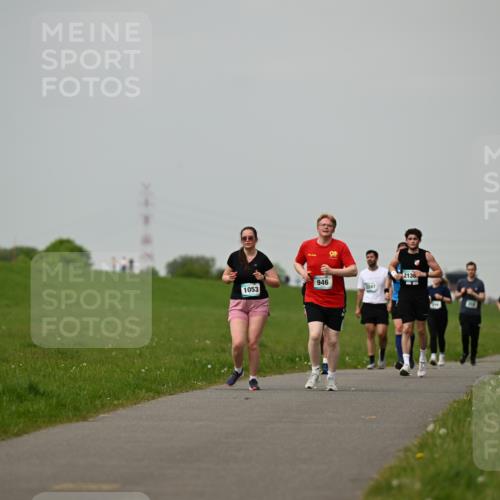 10.05.2026 - 8. Wedeler Halbmarathon Dr. Thomas Lammeyer http://msf.ph/oto/9702158 10.05.2026 11:46:18 Laufen 1053, 946, 2136, 1247 meine-sportfotos.de