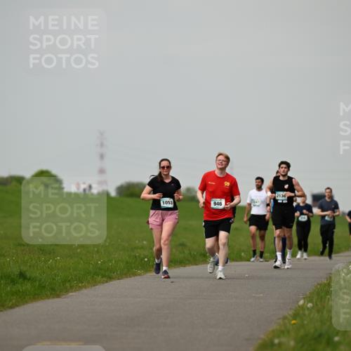 10.05.2026 - 8. Wedeler Halbmarathon Dr. Thomas Lammeyer http://msf.ph/oto/9702163 10.05.2026 11:46:19 Laufen 1053, 946, 247, 2136 meine-sportfotos.de