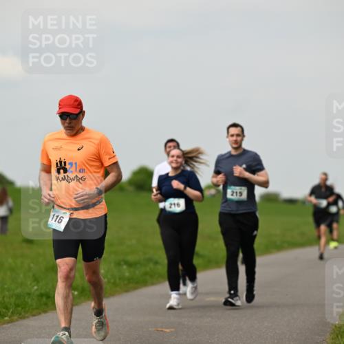10.05.2026 - 8. Wedeler Halbmarathon Dr. Thomas Lammeyer http://msf.ph/oto/9702262 10.05.2026 11:46:44 Laufen 2100, 116, 197, 216, 215 meine-sportfotos.de