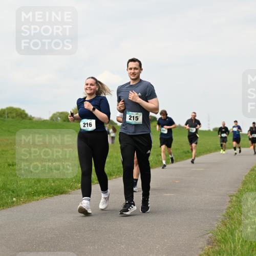 10.05.2026 - 8. Wedeler Halbmarathon Dr. Thomas Lammeyer http://msf.ph/oto/9702285 10.05.2026 11:46:49 Laufen 215, 216 meine-sportfotos.de