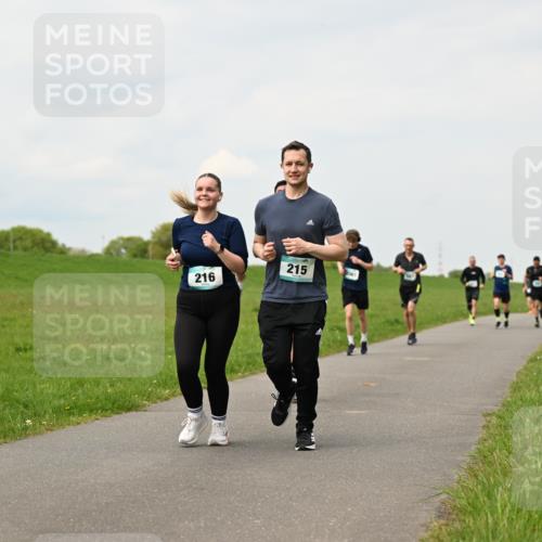 10.05.2026 - 8. Wedeler Halbmarathon Dr. Thomas Lammeyer http://msf.ph/oto/9702287 10.05.2026 11:46:49 Laufen 215, 216 meine-sportfotos.de