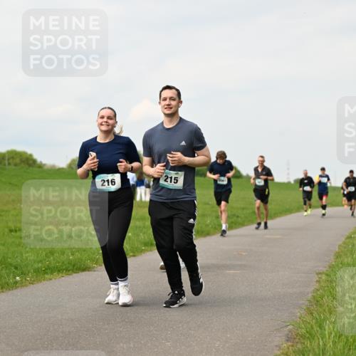 10.05.2026 - 8. Wedeler Halbmarathon Dr. Thomas Lammeyer http://msf.ph/oto/9702289 10.05.2026 11:46:49 Laufen 215, 216 meine-sportfotos.de