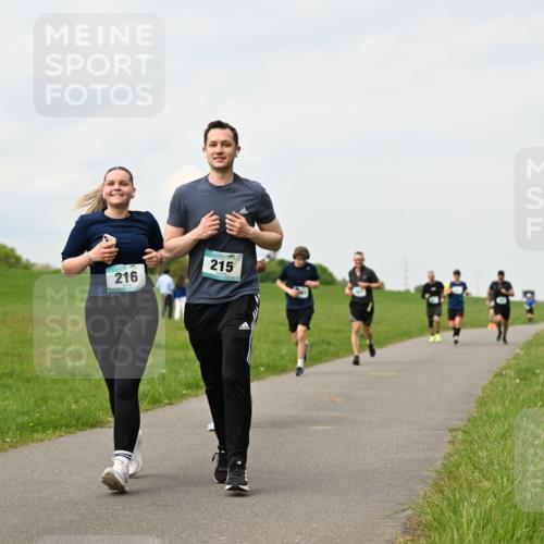 10.05.2026 - 8. Wedeler Halbmarathon Dr. Thomas Lammeyer http://msf.ph/oto/9702290 10.05.2026 11:46:49 Laufen 215, 216 meine-sportfotos.de