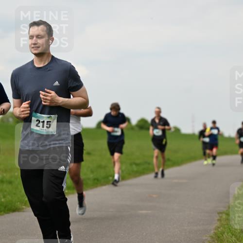 10.05.2026 - 8. Wedeler Halbmarathon Dr. Thomas Lammeyer http://msf.ph/oto/9702293 10.05.2026 11:46:50 Laufen 216, 215 meine-sportfotos.de