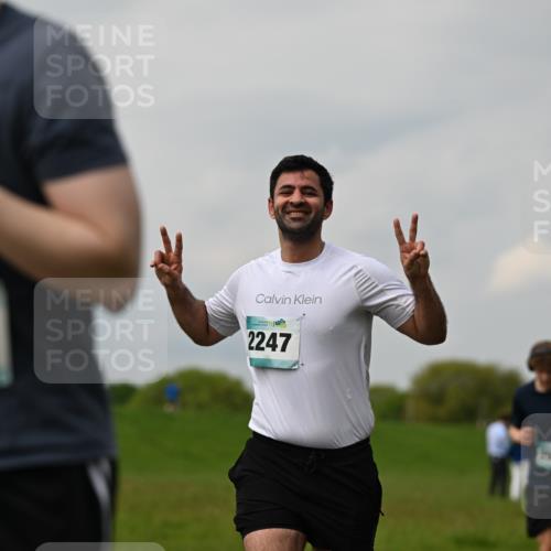 10.05.2026 - 8. Wedeler Halbmarathon Dr. Thomas Lammeyer http://msf.ph/oto/9702297 10.05.2026 11:46:51 Laufen 7711, 215, 2247 meine-sportfotos.de