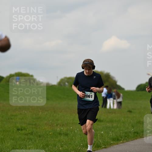 10.05.2026 - 8. Wedeler Halbmarathon Dr. Thomas Lammeyer http://msf.ph/oto/9702301 10.05.2026 11:46:52 Laufen 587, 2061 meine-sportfotos.de